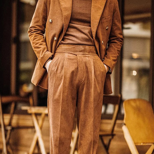 Pantalon ALDRIC marron en velours côtelé, avec ceinture intégrée pour un ajustement optimal et un confort assuré. Allure élégante et raffinée, inspirée du style Old Money, pour un look sophistiqué et intemporel.