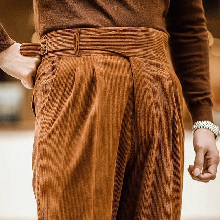 Détail du pantalon ALDRIC marron en velours côtelé, mettant en valeur la texture du velours et la ceinture intégrée, offrant une coupe ajustée et élégante. Un choix parfait pour un style Old Money au confort moderne.