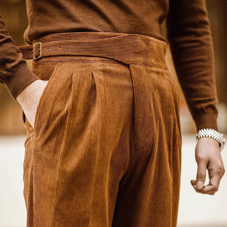 Zoom sur les détails du Pantalon ALDRIC marron en velours côtelé, avec ceinture intégrée pour un ajustement optimal et un confort assuré. Allure élégante et raffinée, inspirée du style Old Money, pour un look sophistiqué et intemporel. Qualité assurée.