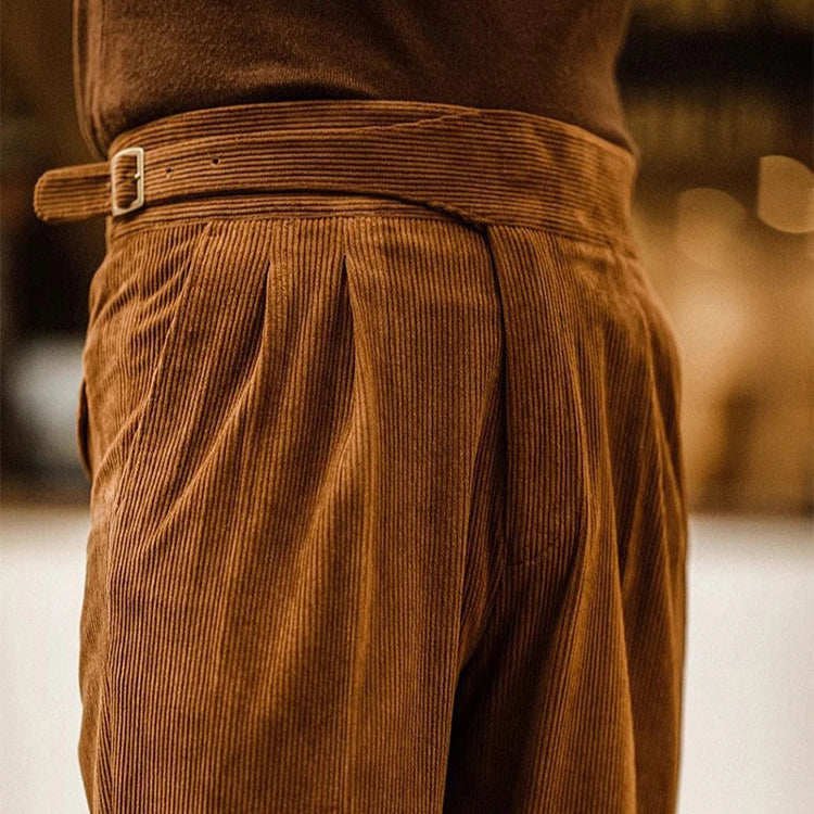 Pantalon ALDRIC marron en velours côtelé avec ceinture intégrée pour un ajustement optimal, offrant une allure élégante et un confort impeccable. Style Old Money avec une coupe moderne et sophistiquée.