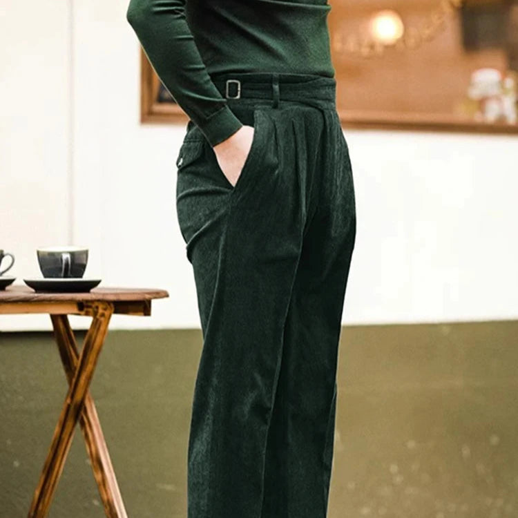 Détail de la ceinture ajustable du pantalon ALDRIC vert foncé en velours côtelé. Ceinture intégrée pour un maintien parfait et une silhouette affinée. Une finition soignée qui complète l’allure élégante du pantalon, inspirée du style Old Money.