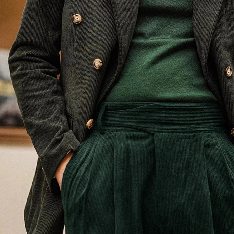Zoom sur la ceinture ajustable du pantalon ALDRIC vert foncé en velours côtelé, avec coutures renforcées pour une durabilité accrue. Une touche d’élégance et de praticité, créant un équilibre parfait entre confort et style, à la manière du Old Money.