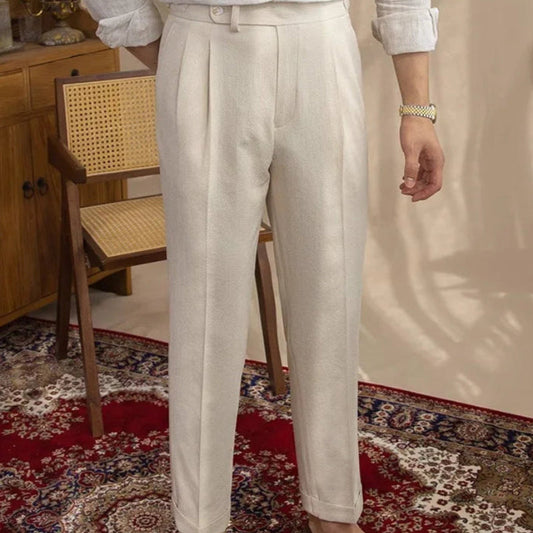 Pantalon ASHBURY beige, vue de face. Élégance intemporelle et coupe formelle revisitée.