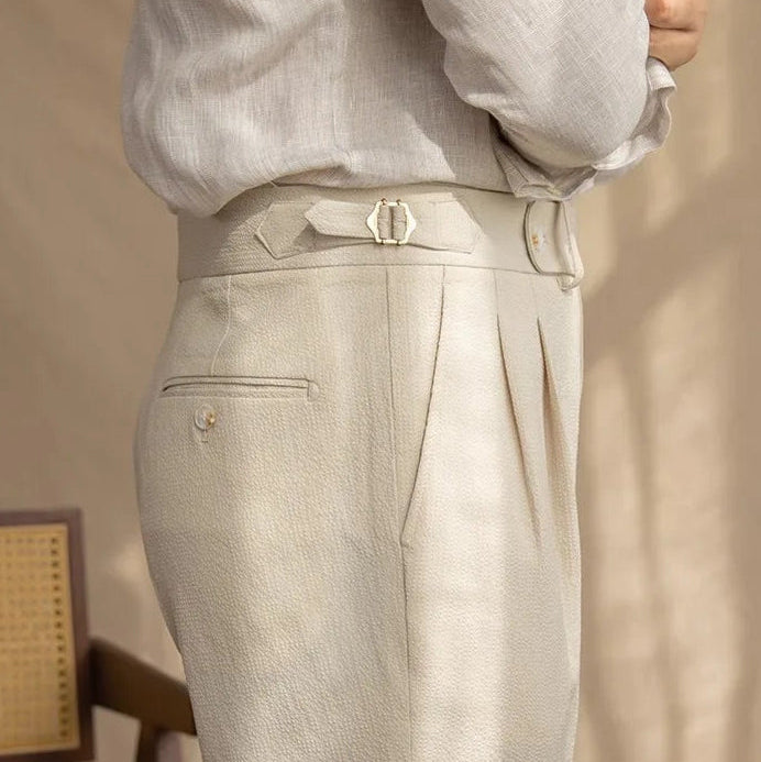 Détail de la taille du pantalon ASHBURY couleur beige. Ceinture structurée avec ajusteurs latéraux pour un confort optimal.