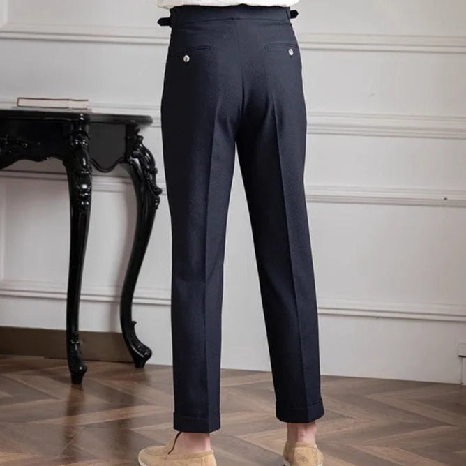 Pantalon ASHBURY marine, vue arrière. Tombé fluide et structure moderne avec plis en guise de finition, pour un style raffiné.