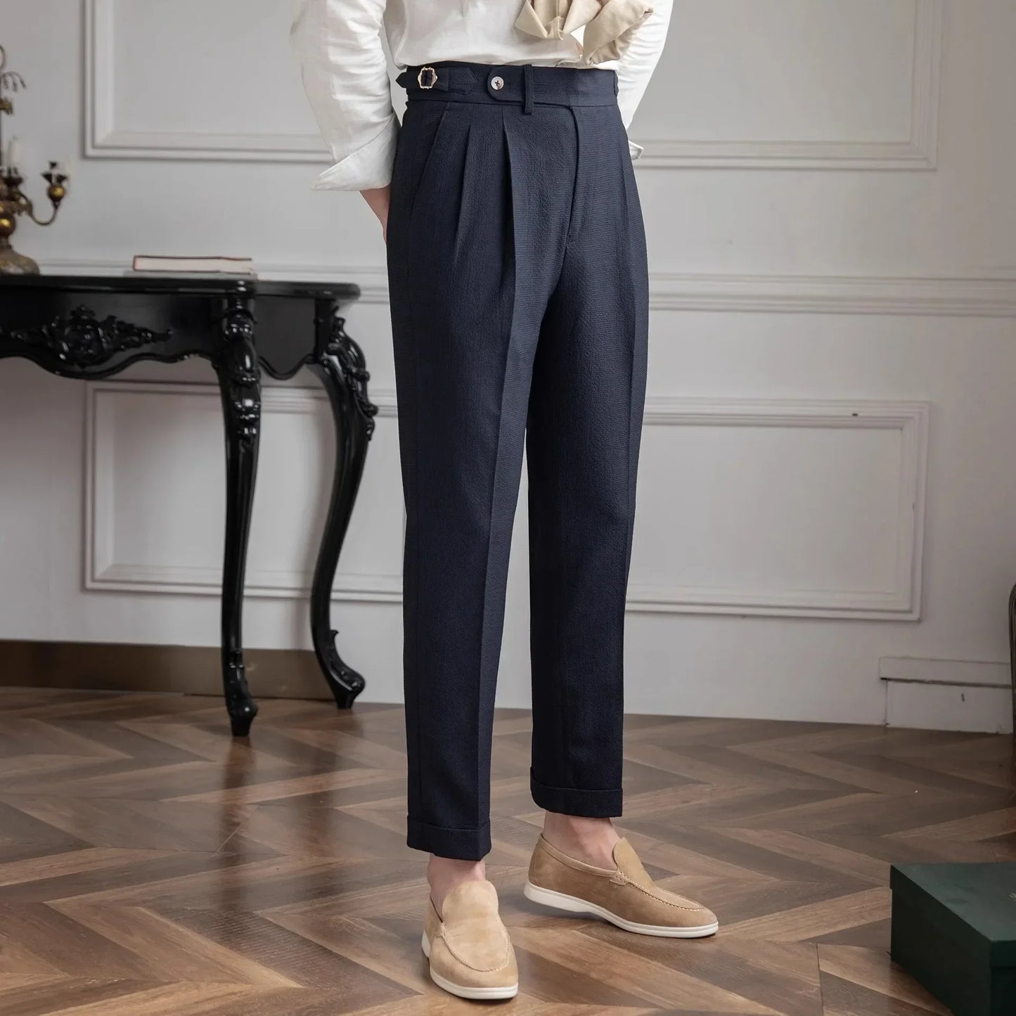 Pantalon ASHBURY marine, porté avec une chemise blanche et des mocassins en daim. L’alliance parfaite entre décontraction et raffinement.