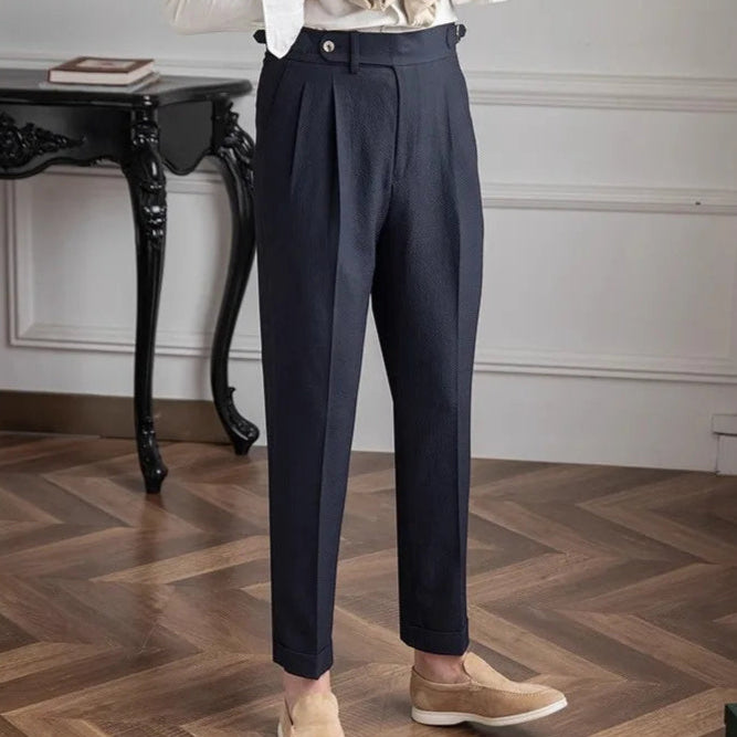 Détail des plis du pantalon ASHBURY. Ligne sophistiquée et tombé net pour une silhouette élégante.