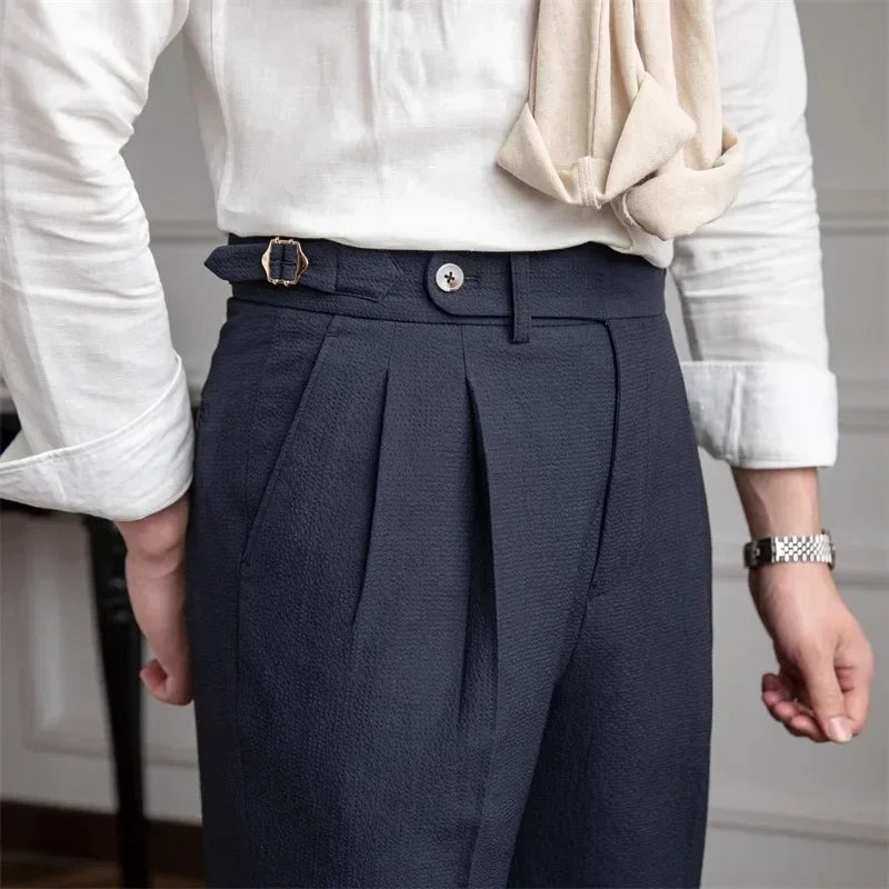 Zoom sur les poches, le boutonnage et la matière qualitatif du pantalon ASHBURY. Discrétion et raffinement avec finitions impeccables.