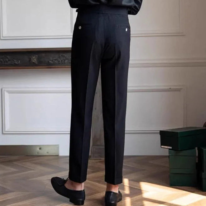 Pantalon ASHBURY noir en mouvement vu de dos. Fluidité du tissu et aisance naturelle pour un confort tout au long de la journée.