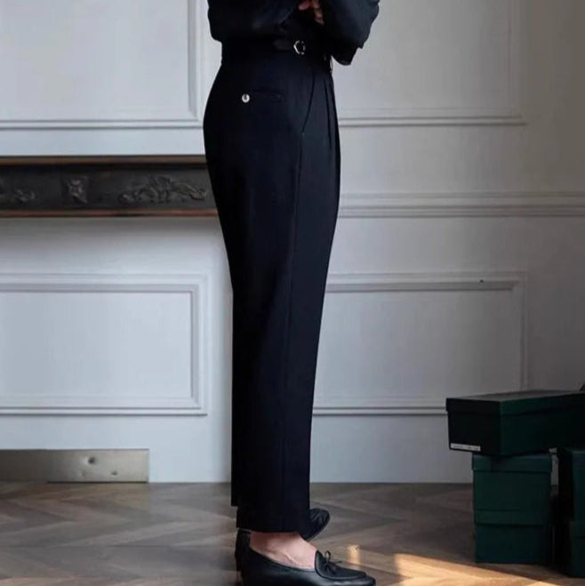 Pantalon ASHBURY noir, vue de profil. Plis signature et coupe droite pour une silhouette équilibrée. Alliance parfaite entre modernité et héritage tailleurs.