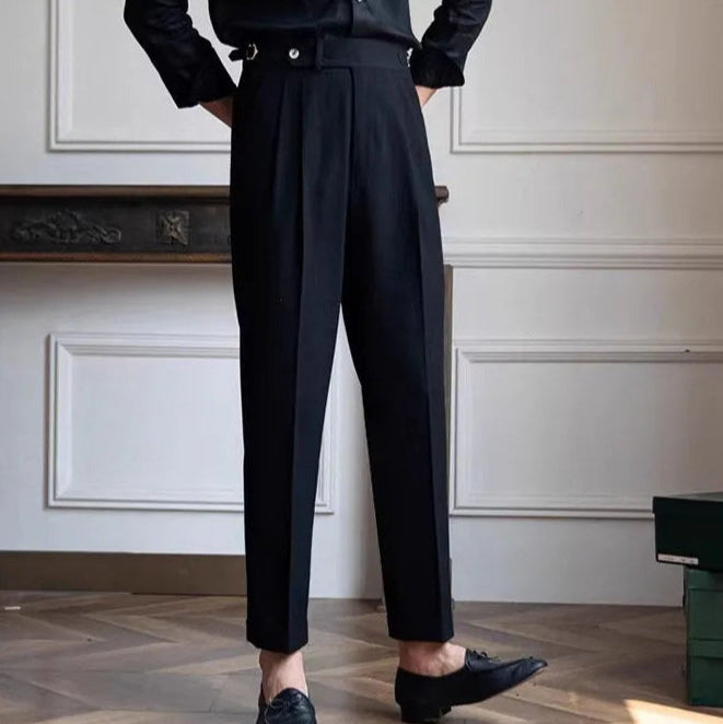 Pantalon ASHBURY noir, vue de face. Coupe droite impeccable avec plis marqués et tombé structuré. Alliance parfaite avec une chemise noire.