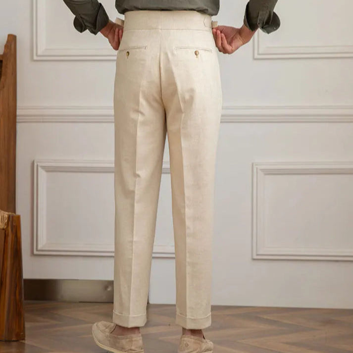 Pantalon BEAUMONT beige en lin, coupe italienne élégante, poches boutonnées discrètes, vue de dos
