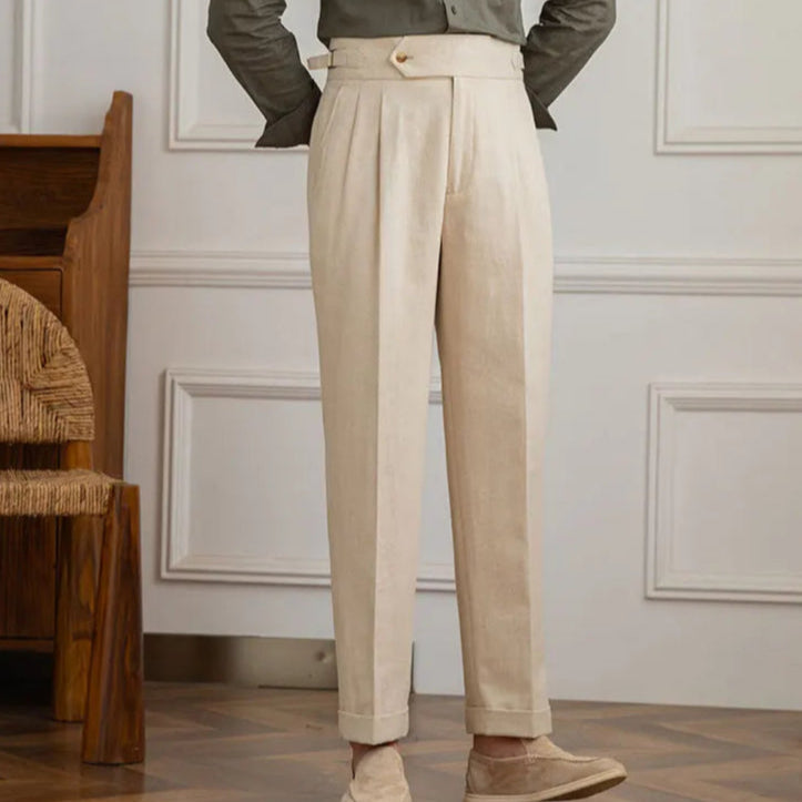 Homme portant le pantalon BEAUMONT beige en lin, chemise verte kaki et mocassins marron, style estival chic