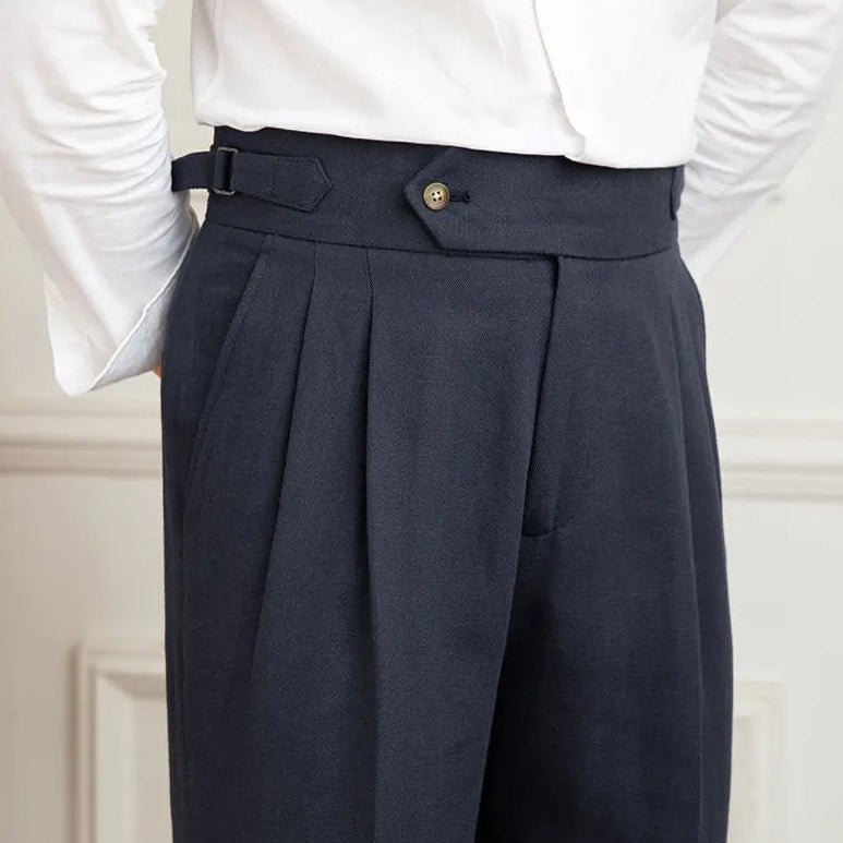 Pantalon BEAUMONT bleu marine en lin, zoom sur la légèreté du tissu et sa haute qualité