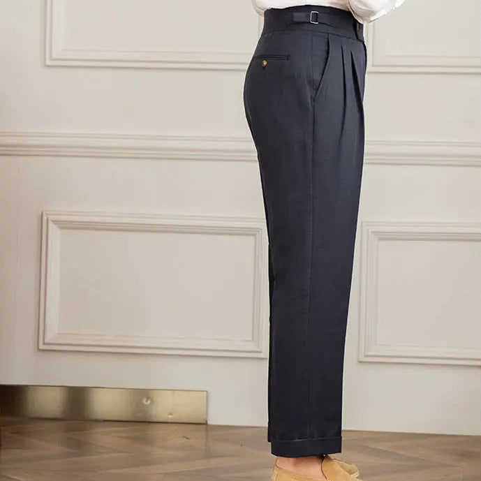 Pantalon BEAUMONT bleu marine en lin, tombé impeccable, poches discrètes et ajusteurs latéraux, vue de profil