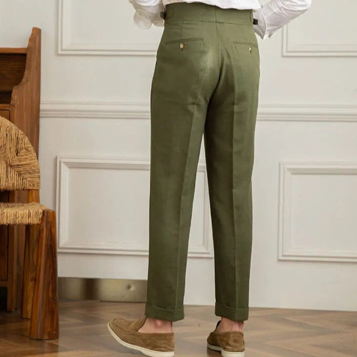 Pantalon BEAUMONT vert en lin, vue arrière mettant en avant la structure légère du tissu
