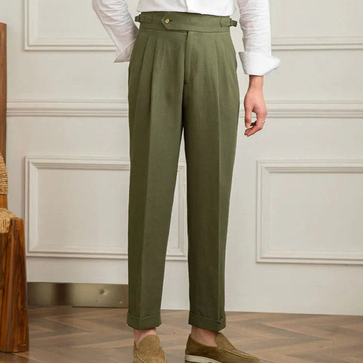 Pantalon BEAUMONT vert en lin, porté avec une chemise blanche et des mocassins en daim