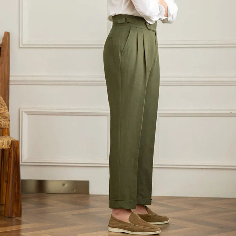 Pantalon BEAUMONT vert en lin, vue de profil mettant en avant la structure légère du tissu