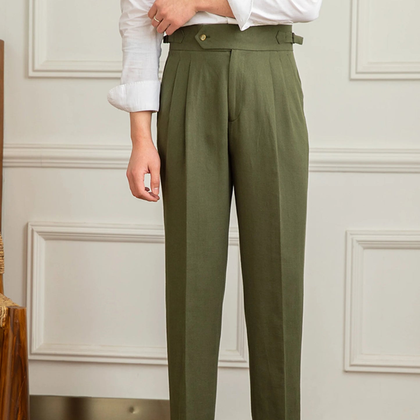 Pantalon BEAUMONT vert en lin et coton, détails des plis signature pour un style raffiné