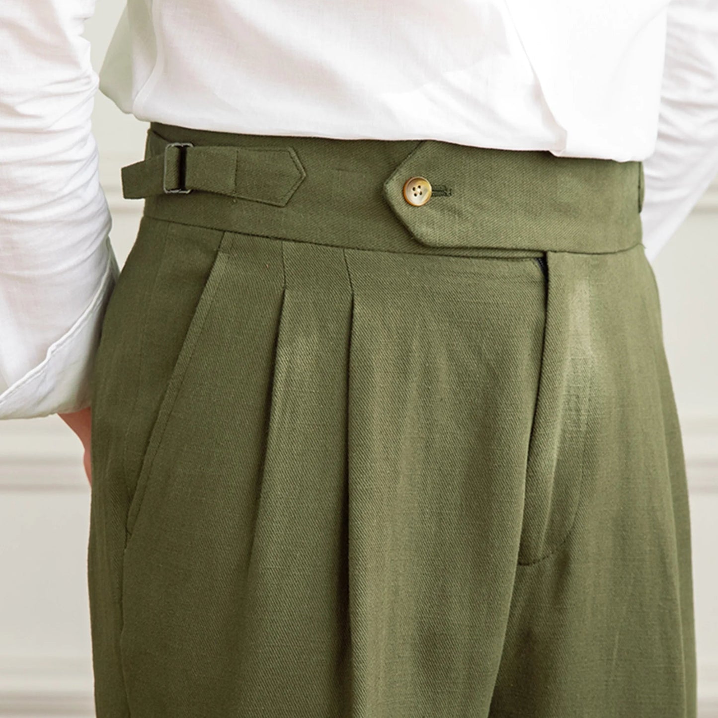 Pantalon BEAUMONT vert en lin, zoom sur la haute qualité de la matière et sur la taille haute avec ajustement personnalisé grâce aux ajusteurs latéraux, confort optimal