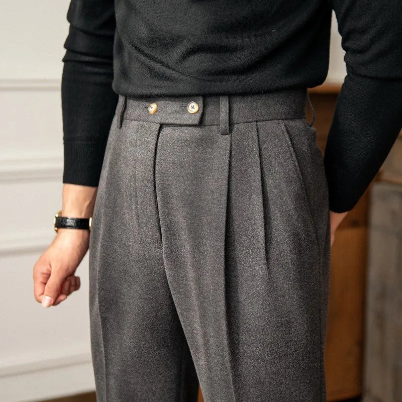 Vue détaillée du pantalon BEAUREGARD gris anthracite, ceinture boutonnée pour un ajustement sur mesure et confort garanti, coupe fluide et détails soignés pour une allure moderne
