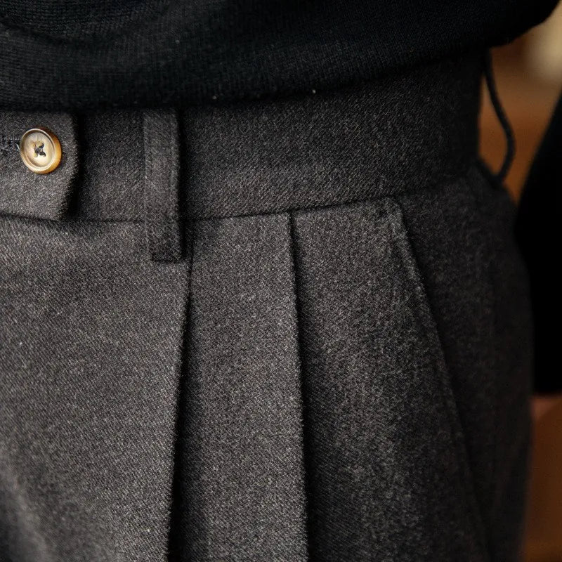 Zoom sur détail du pantalon BEAUREGARD, matière en laine supérieure, ceinture boutonnée discrète et élégante