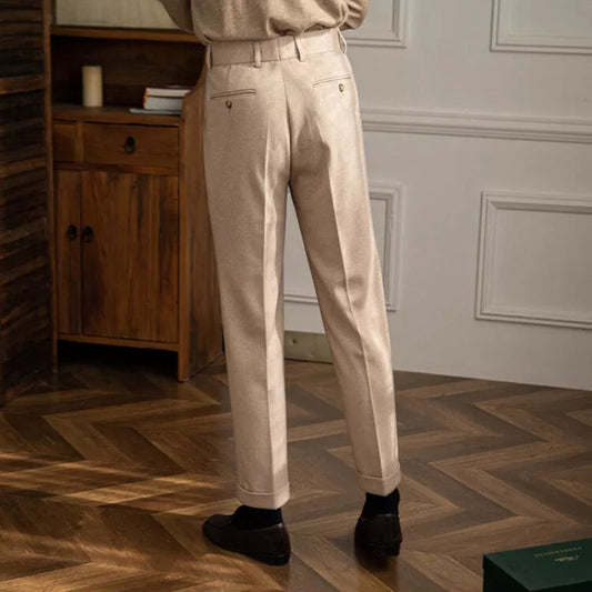 Vue arrière du pantalon BEAUREGARD beige, finition haut de gamme avec coutures renforcées et plis élégants