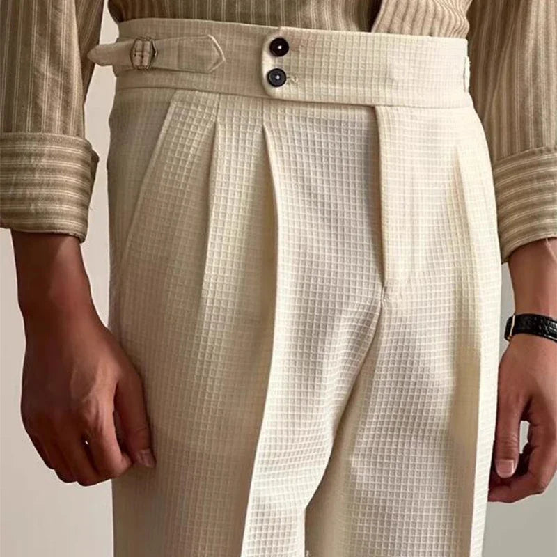 Taille haute structurée du pantalon Balmoral beige, coupe sophistiquée, tissu gaufré, large ceinture double boutons, ajusteurs latéraux à prince