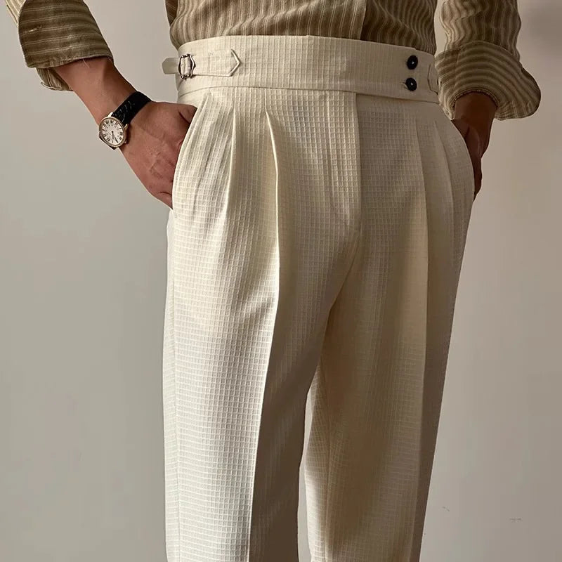 Tissu gaufré du pantalon Balmoral beige, relief subtil et allure distinguée, ceinture boutonnée et ajustement latéral à pince raffiné