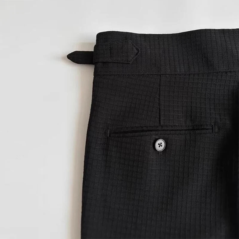 Détail des poches du pantalon Balmoral, finition soignée et élégante, tissu gaufré, relief subtil, style raffiné
