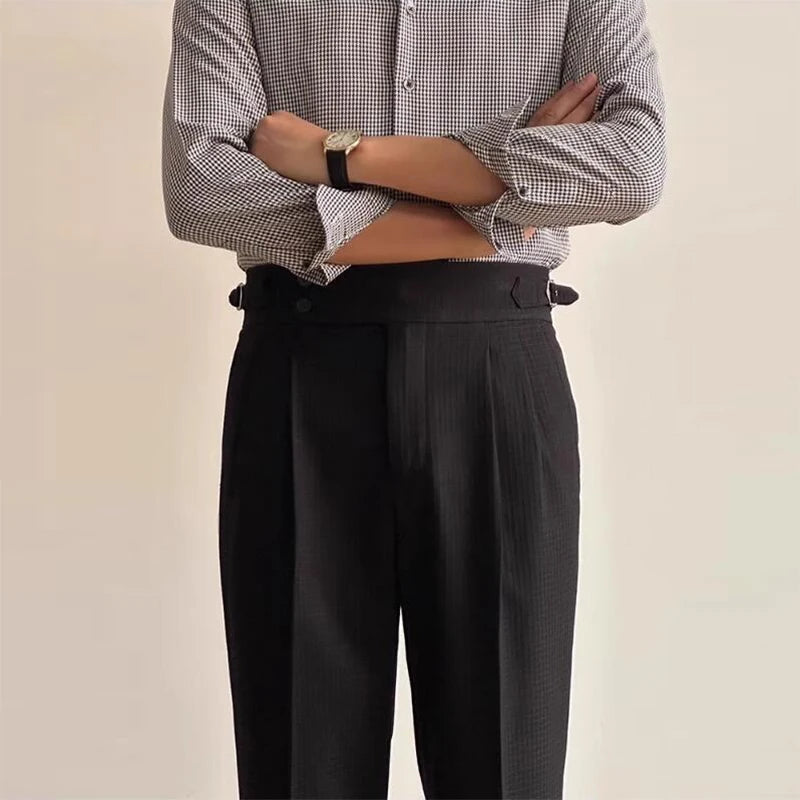 aille haute structurée du pantalon Balmoral noir, coupe sophistiquée, tissu gaufré relief subtil, style raffiné et intemporel