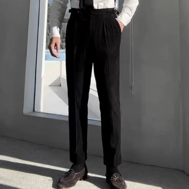 Vue de face du pantalon LOXLEY noir en velours côtelé, mettant en avant la coupe slim moderne et la ceinture ajustable pour un ajustement personnalisé et une silhouette parfaite, dans un style old money.