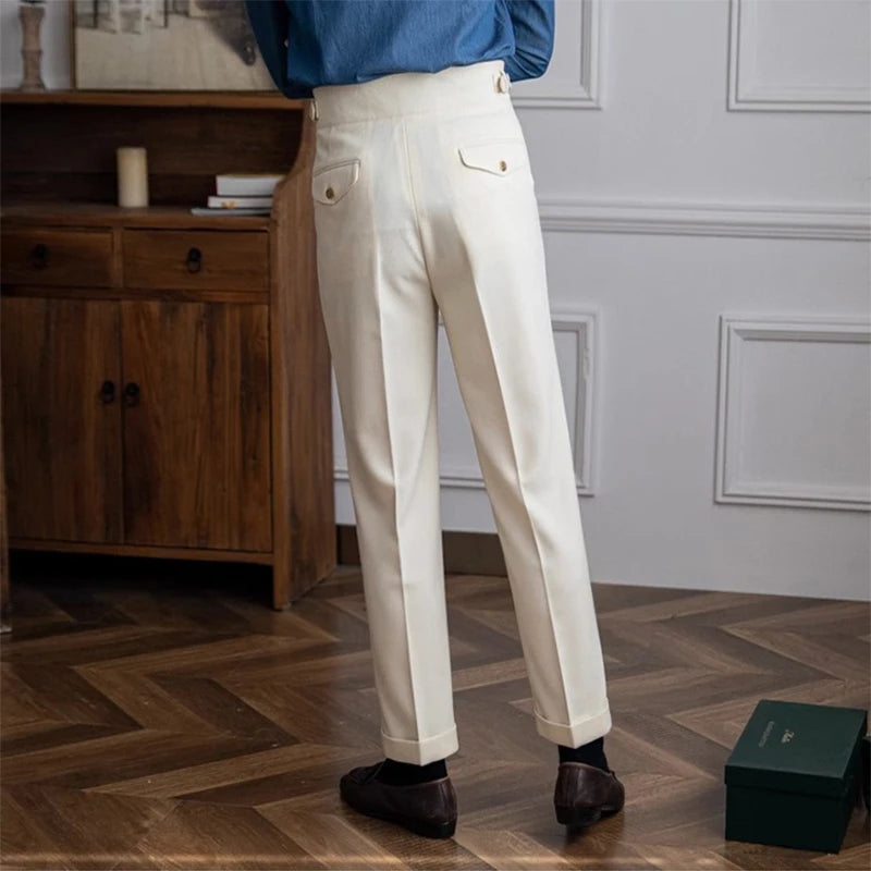 Pantalon DARCY blanc, vue de dos, inspiration old money, idéal pour une tenue raffinée et élégante.