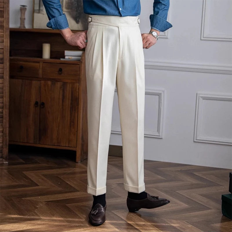 Tissu haut de gamme du pantalon DARCY blanc – souple, respirant et élégant.