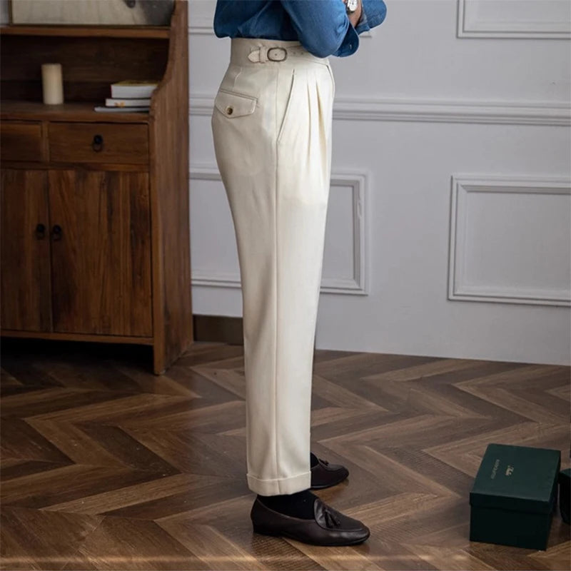 Pantalon DARCY blanc, vue de profil, ceinture ajustable pour un cofort optimal, élégance intemporelle avec plis marqués et tombé parfait.