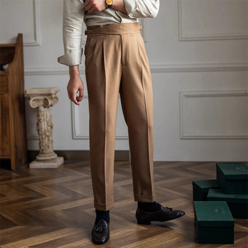 Plis marqués du pantalon DARCY marron clair, apportant une touche de sophistication