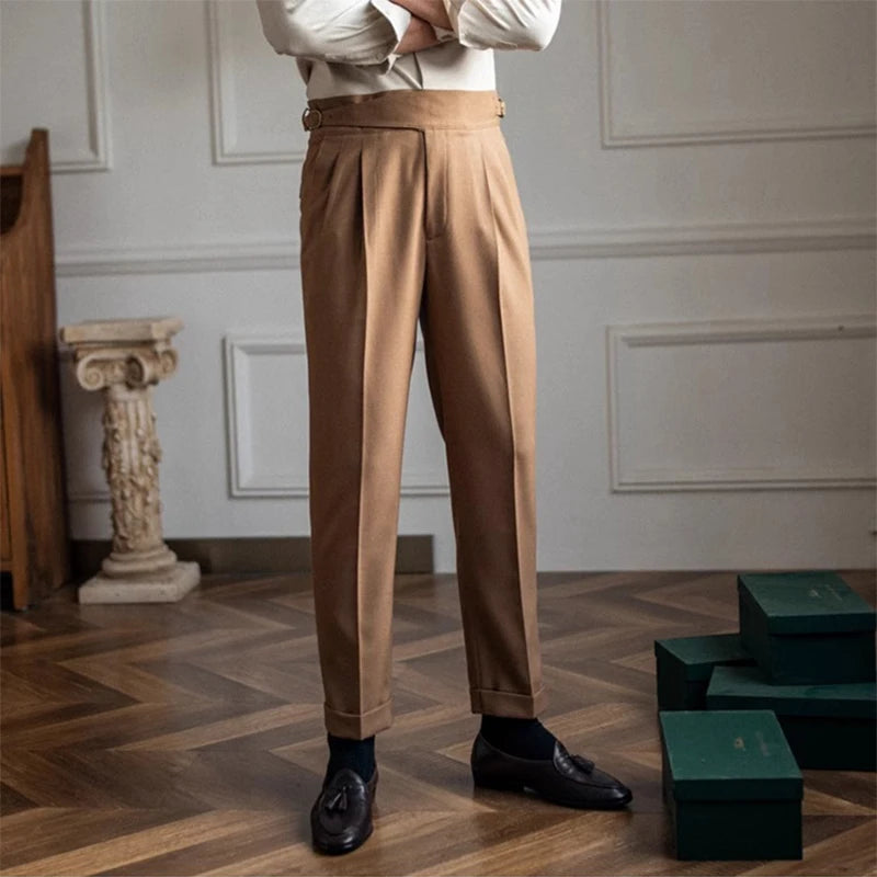 Vue de face du pantalon DARCY marron clair, plis impeccables et belle finition.