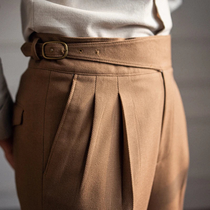 Ceinture ajustable du pantalon DARCY marron clair, une finition soignée pour un ajustement optimal.