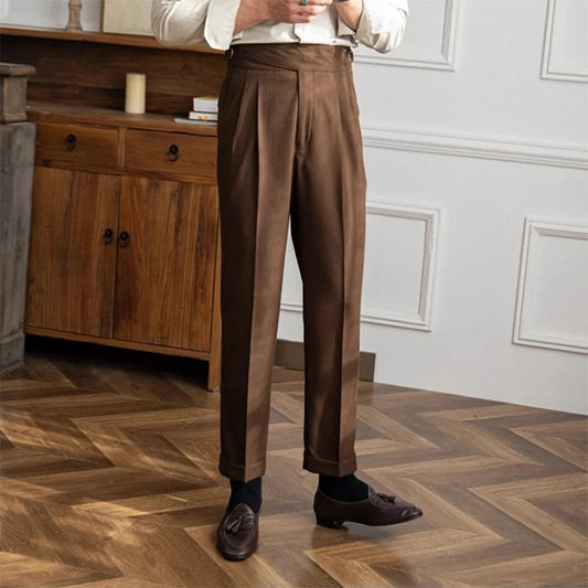 Pantalon DARCY marron vue de face, tissu haute qualité, taille haute et plis élégants, style old money.