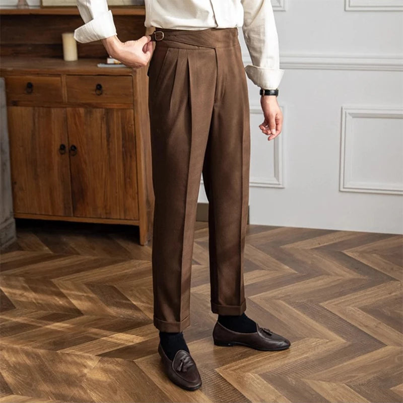 Pantalon DARCY marron en tissu fluide avec taille haute et plis élégants, style old money.