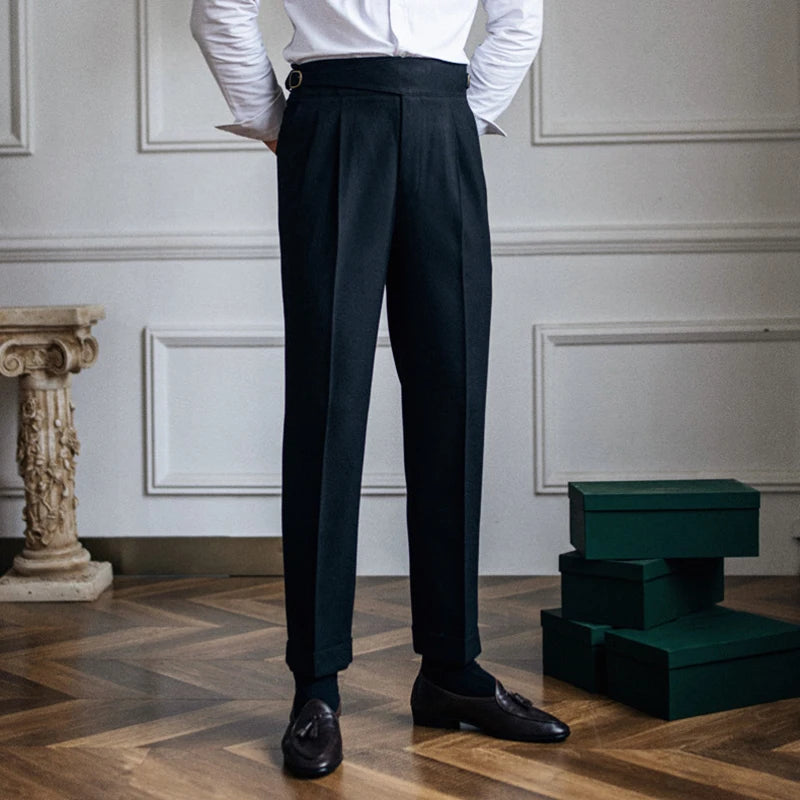 Vue de face du pantalon DARCY noir, coupe droite et pinces soignées ajustement et confort optimal ainsi que pour un style chic et distingué