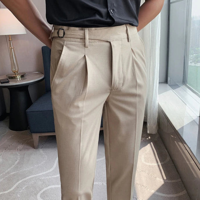 Zoom sur la ceinture ajustable et la taille moyenne du pantalon DRAYTON beige