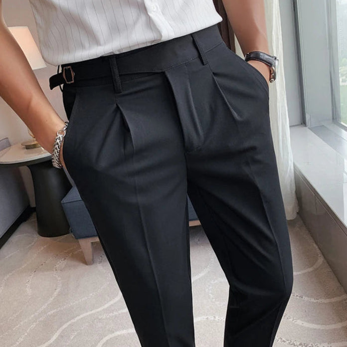 Zoom sur la taille moyenne et la ceinture ajustable du pantalon noir DRAYTON