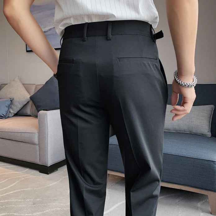 Vue arrière du pantalon noir DRAYTON, coupe slim et poches discrètes