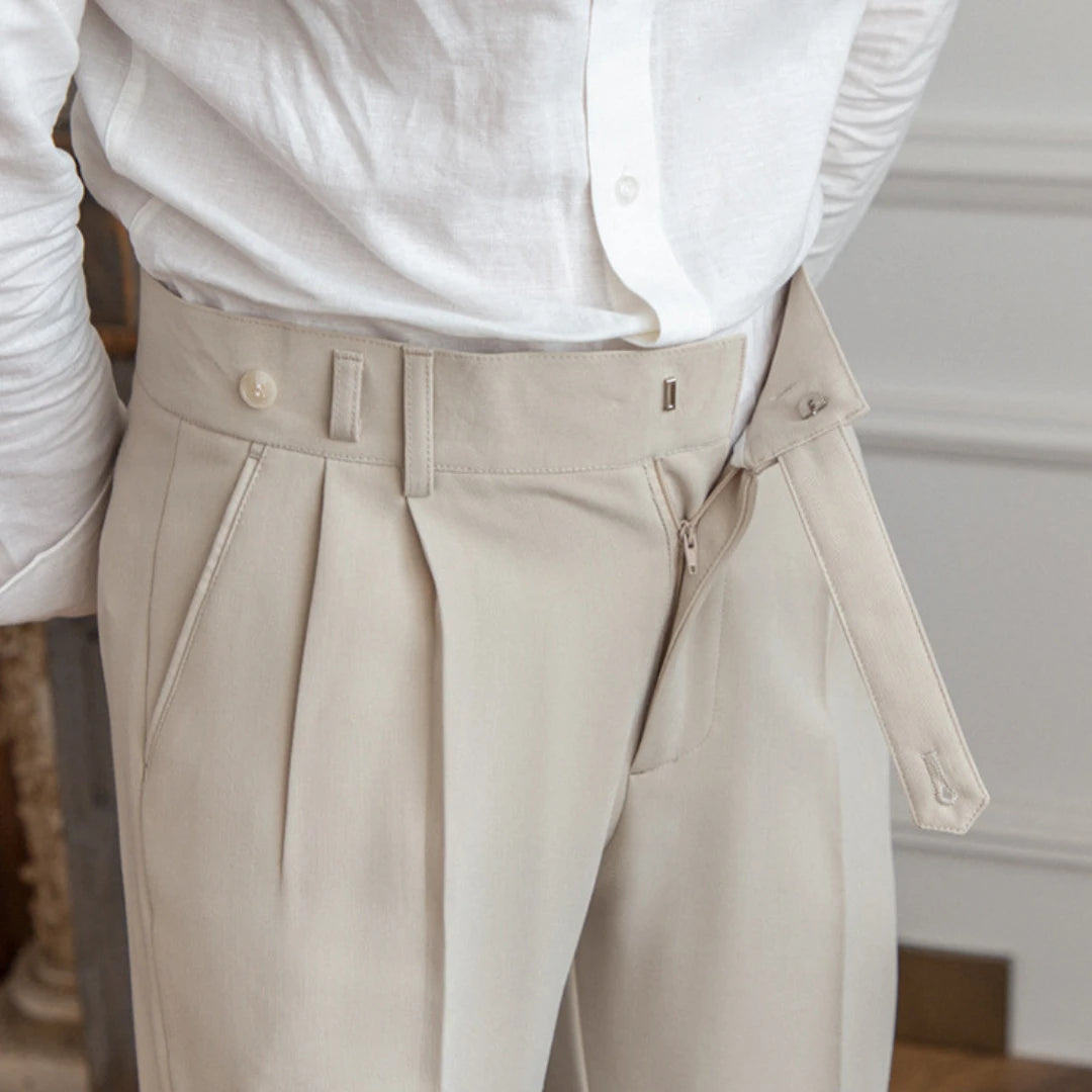 Pantalon droit beige Léandre en coton et polyester, avec poches discrètes et ceinture ajustable à un bouton