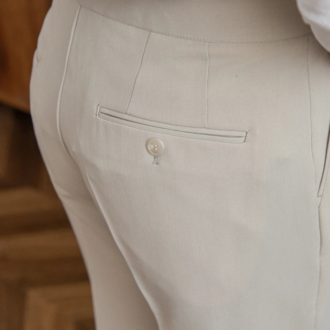 Détail des poches discrètes du pantalon Léandre, coupe droite et tissu confortable
