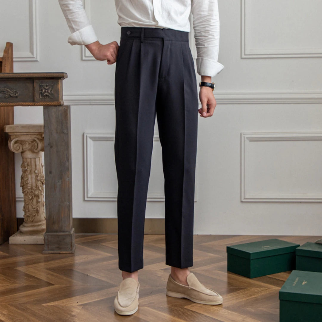 Pantalon droit noir Léandre en coton-polyester, coupe élégante avec plis doubles, ceinture ajustable avec fermeture discrète à bouton