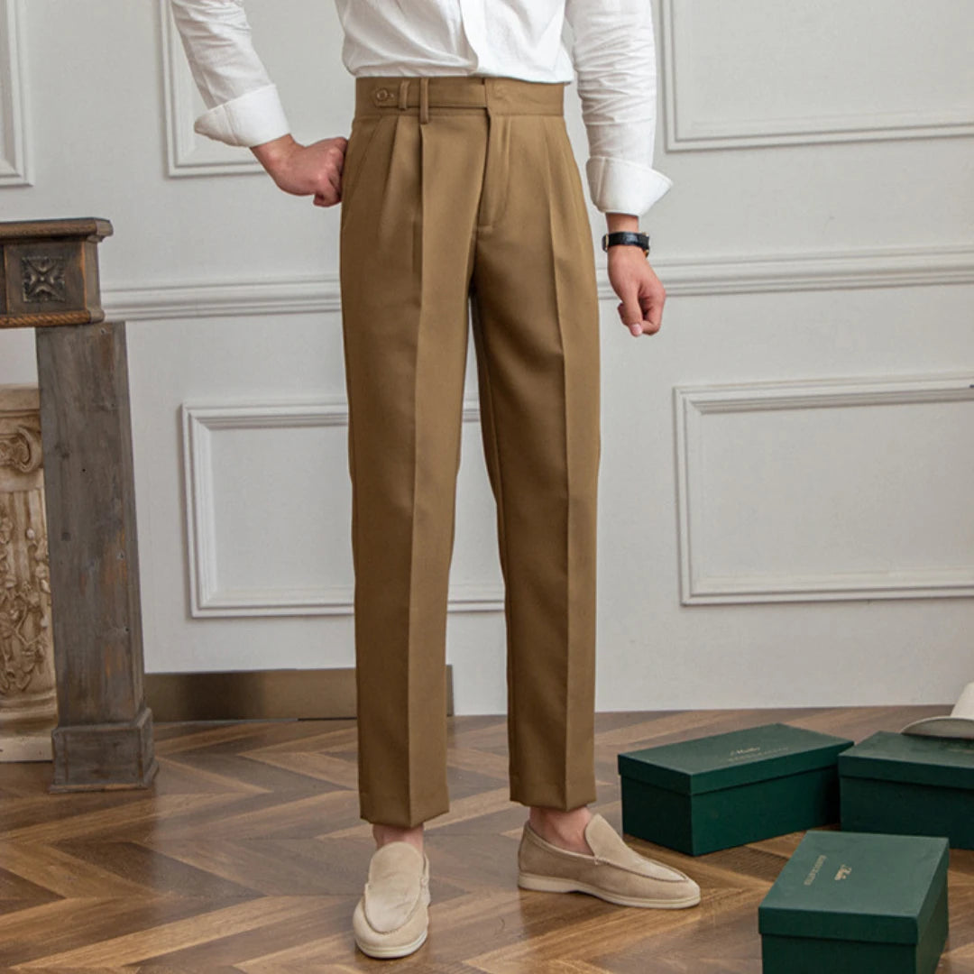 Pantalon Léandre marron, coupe droite et tissu léger pour un style élégant, ceinture ajustable et bouton discret