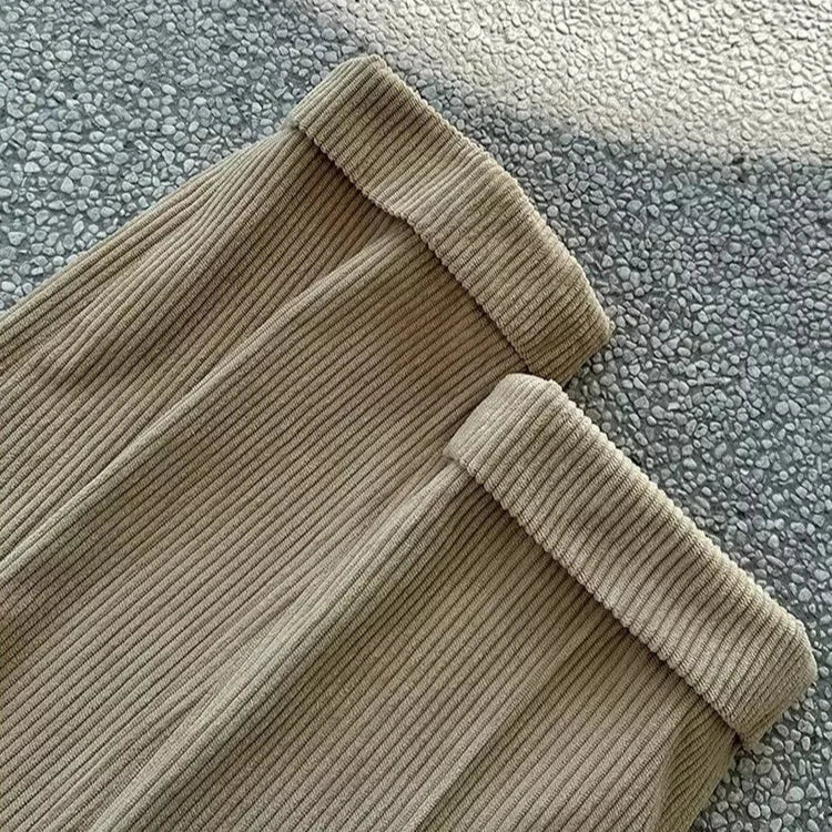 Zoom sur le bas du pantalon LOXLEY beige en velours côtelé. Détail sur la coupe slim soignée, la finition parfaite et l’élégance discrète qui s’inscrit dans un style old money