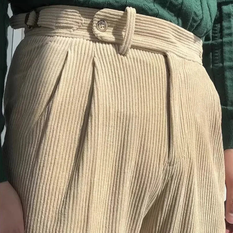 Le pantalon LOXLEY beige en velours côtelé, avec une coupe slim moderne et une ceinture ajustable. Un style raffiné et confortable, parfait pour toutes les occasions, dans un esprit old money.”